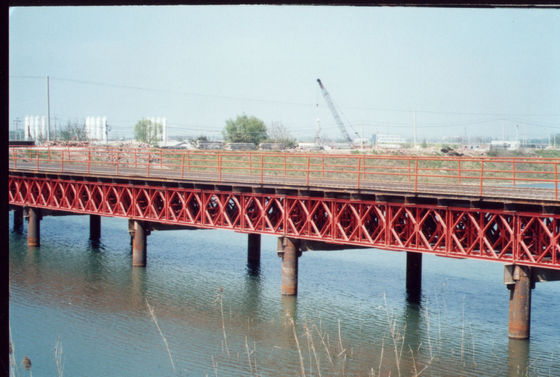 جسر جملون فولاذي مُصنّع بنطاق امتداد من 6 إلى 60 مترًا، حمولة تصميم HL93، يتميز بسطح فولاذي أو خشبي لبناء متين